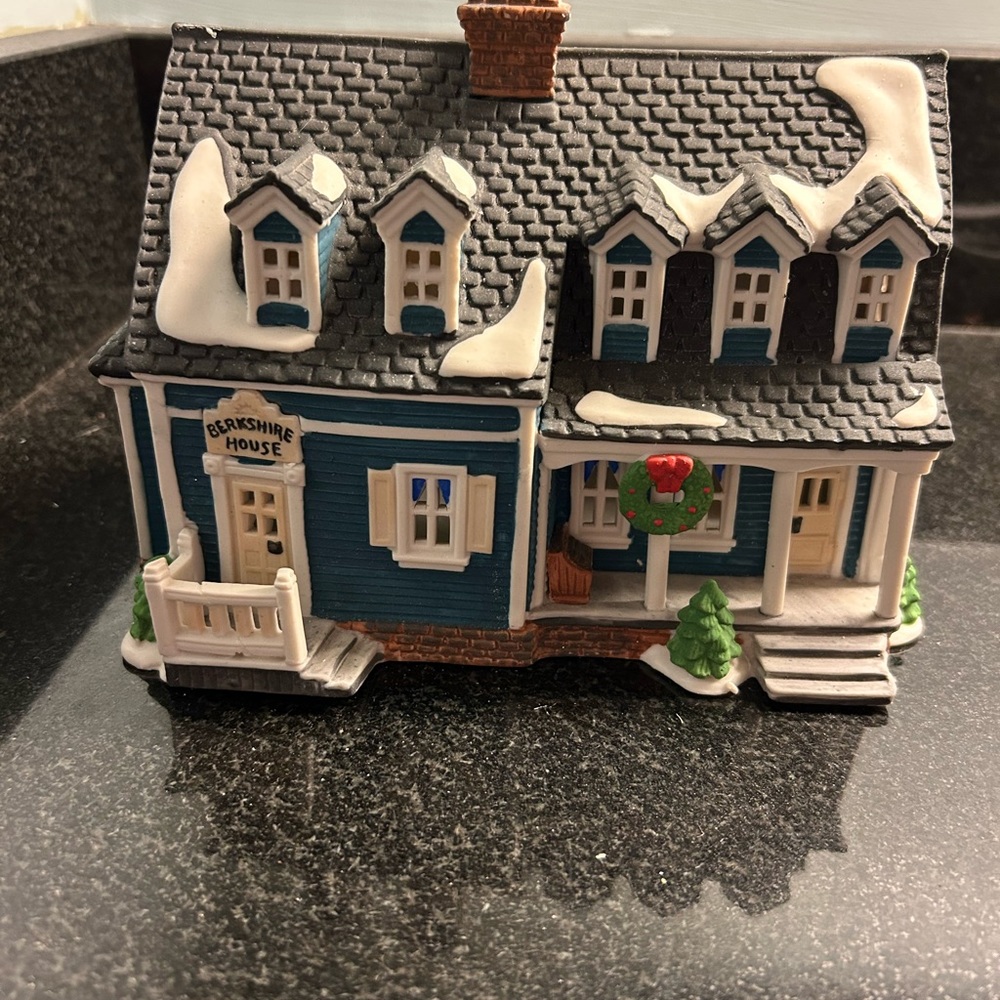 Department 56 New England Village Berkshire House.